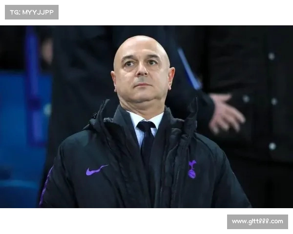 曼联以1亿欧元敲定巴萨神锋 高层持续补强锋线 拉波尔塔笑逐颜开